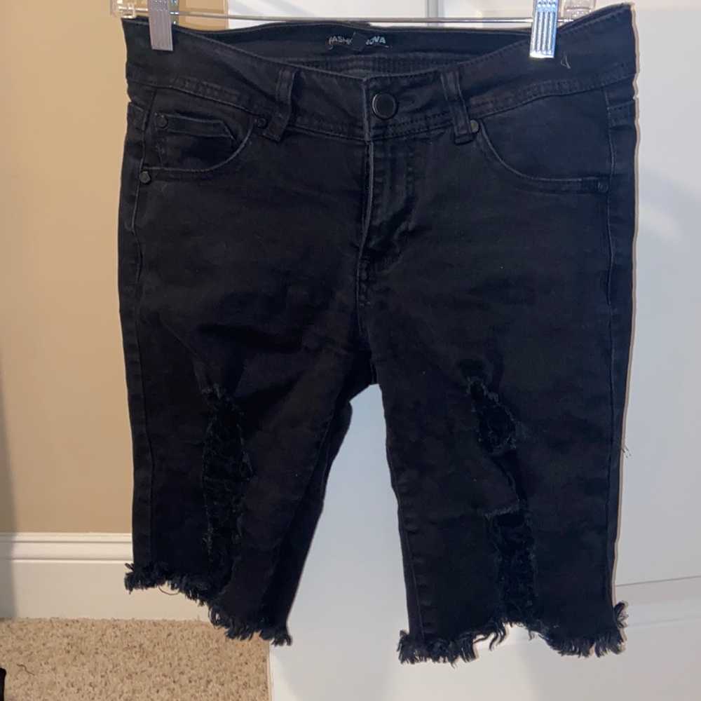 🔹Black distressed Bermuda shorts 🔹